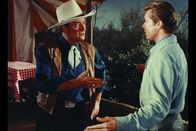 Zirkuswelt – L-R: Matt Masters (John Wayne) und Steve McCabe (John Smith)