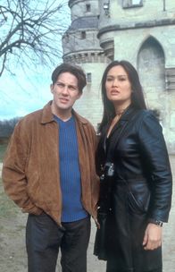 Relic Hunter - Die Schatzjägerin – L-R: Nigel Bailey (Christen Anholt), Sydney Fox (Tia Carrere).
