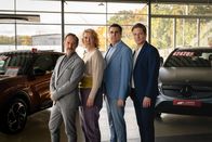 Alles gelogen – Das Team des Autohauses: Mike Hölter (Niels Bruno Schmidt, l.), Birgit Köhlmeier (Lina Beckmann, 2. v. l.), Hajo Siewers (Bastian Pastewka, 2 v. r.) und Alexander Ludwig (Holger Stockhaus, r.).