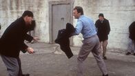 Die Flucht von Alcatraz – Morris (Clint Eastwood) muss sich gegen den gewalttägigen Häftling Wolf (Bruce M. Fisher, li.) verteidigen.