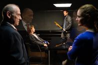 SOKO Stuttgart – Jo Stoll (Peter Ketnath, 2.v.r.) verhört Abiturient Sven Engel (Justus Czaja, 2.v.l.) und möchte, dass dieser ihm vorführt, was in der Tatnacht passiert ist. Michael Kaiser (Karl Kranzkowski, l.) fragt Selma Kirsch (Yve Burbach, r.) ob sie weiß, was genau Stoll vor hat.