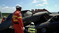 Abenteuer Straße – Bei einem Unfall auf der E85 kommen die Autos nur knapp an den Beamten vorbei. Regelmäßig werden rumänische Rettungskräfte deswegen Opfer von unaufmerksamen Fahrern.