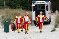 Praxis mit Meerblick – Nora Kaminski (Tanja Wedhorn) und ihr Kollege Lars Hinrichs (Bo Hansen) sowie ein weiterer Sanitäter (Wolfgang Stadler) eilen zu einem Notfall am Strand.