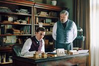 Vienna Blood – Max (Matthew Beard, l.) wird von seinem Vater Mendel Liebermann (Conleth Hill, r.) in die Ehe mit Clara gedrängt.