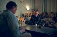 Polizeiruf 110 – Lehrer Krein (Sascha Nathan) wird in seiner Wohnung von Henry Koitzsch (Peter Kurth) vernommen.