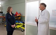 In aller Freundschaft – Die Beziehung zwischen Katja Brückner (Julia Jäger) und Roland Heilmann (Thomas Rühmann) ist gerade voller Missverständnisse. Als Katja ihre Freundin Alexandra in die Klinik bringt, wissen die beiden nicht so recht, wie sie mit dieser überraschenden Begegnung umgehen sollen.