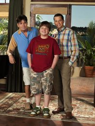 Two and a Half Men – (7. Staffel) - Harte Männer: Charlie (Charlie Sheen, l.), Alan (Jon Cryer, r.) und Jake (August T. Jones, M.) ...