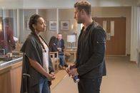 This Is Us - Das ist Leben – Zoe (Melanie Liburd, l.); Kevin Pearson (Justin Hartley, r.)