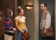 The Big Bang Theory – Sheldon (Jim Prasons, r.) und Amy (Mayim Bialik, l.) vermuten, dass Penny (Kaley Cuoco, M.) ihren Freund Leonard betrügt. Doch das, was sie herausfinden, ist für Sheldon noch viel schlimmer ...