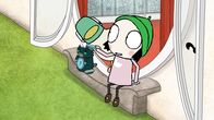 Sarah & Duck – Duck findet Sarah, die mit Robo-Katze aus dem Fenster schaut.