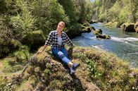 Wunderschön! – Judith Rakers an der Traun, einem beliebten Tauch- und Schnorchelgebiet am Traunfall-Wasserfall.