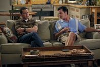 Two and a Half Men – Männergespräche: Alan (Jon Cryer, l.) und Charlie (Charlie Sheen, r.) ...