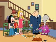 American Dad! – (v.l.n.r.) Hayley Smith; Steve Smith; Francine Smith; Stan Smith; Roger