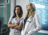 Scrubs - Die Anfänger – Wollen J.D. einen schönen Abschied bereiten: Elliot (Sarah Chalke, l.) und Carla (Judy Reyes, r.) ...