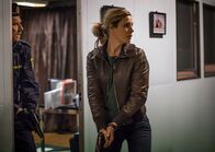 Mankells Wallander – Linda Wallander (Charlotta Jonsson) und ihr Kollege Svartman (Fredrik Gunnarson) stürmen das Haus eines Verdächtigen.