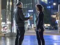 Homeland – Carrie (Claire Danes, r.) trifft Saul (Mandy Patinkin, l.) und erklärt ihm, dass die Russen seinen Operationsplan durchkreuzt haben und bittet ihn, die gehackten Dateien zu kopieren und ihr zur Einsicht zu geben. Doch er glaubt ihr nicht und ist deshalb nicht bereit, ihr zu helfen ...