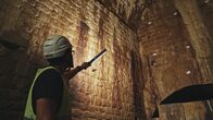 Kolosseum: Aufstieg und Fall des Römischen Reiches – Der Archäologe Dario Ceppatelli untersucht einen unterirdischen Gang in einem kürzlich entdeckten römischen Amphitheater in Volterra, Italien.