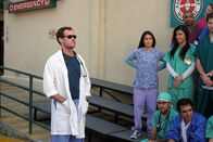 Scrubs - Die Anfänger – Dr. Phil Cox (John C. McGinley) ist gespannt, ob Carla alle Krankenhausangestellten für ein Gruppenfoto zusammen bekommt ...