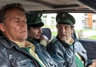 Hubert und Staller – Riedl (Paul Sedlmeir, Mitte) und Staller (Helmfried von Lüttichau, rechts) überlegen, wie sie weiter verfahren wollen. Hubert (Christian Tramitz, links) ist noch nicht wach.