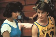 Teenwolf – Scott Howard (Michael J. Fox) kann sich weder im Unterricht hervortun noch ist er gut in Sport. Und er hat keinen Schlag bei den Mädchen. Auch Lisa (Susan Ursitti) tut sich schwer, Scott ernst zu nehmen.