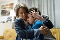 The Sinner – l-r: Vera Walker (Carrie Coon), Julian Walker (Elisha Henig)