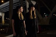 American Horror Story – Wie lange wird es funktionieren, dass Zoe (Taissa Farmiga, r.) und Madison (Emma Roberts, l.) sich einen Jungen teilen?