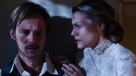 Grand Hotel – Javier Alarcón (Eloy Azorín) und Alicia Alarcón (Amaia Salamanca)