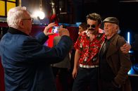 Rentnercops – Ermittlung in der Doppelgänger-Agentur: Günter Hoffmann (Peter Lerchbaumer, l.) macht ein Handyfoto von Edwin Bremer (Tilo Prückner, r.) und dem Magnum Double Viktor Schneider (Alexander Wipprecht, M.).