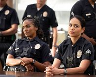 The Rookie – Detective Nyla Harper (Mekia Cox) und Officer Angela Lopez (Alyssa Diaz)