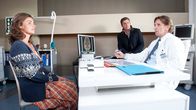 Der Bergdoktor – Dr. Martin Gruber (Hans Sigl, M.) und Dr. Alexander Kahnweiler (Mark Keller, r.) haben eine Ursache für den schlechten Gesundheitszustand von Carola Denning (Anne Brendler, l.) gefunden.