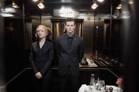 Postcard Killings – Mac (Ruairi O´Connor) und Sylvia (Naomi Battrick) entkommen in der Verkleidung von Hotelangestellten der Polizei.
