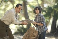 Monk – Adrian Monk (Tony Shalhoub, l.) und der kleine Brian Willis (Alex Wolff, r.) streiten sich um einen Fisch, der kein gewöhnlicher Fisch ist, als plötzlich ein Bär auftaucht ...