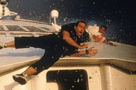 Speed 2: Cruise Control – Das Schiff steuert auf Kollisionskurs auf die Insel St. Martin zu und viele Menschen sind dadurch in großer Gefahr. Undercover-Cop Alex Shaw (Jason Patric) setzt alles daran, diese Katastrophe zu verhindern ...