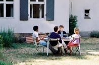 Roter Himmel – v.l.) erleben neben ausgelassenen Momenten auch Eifersucht und Spannungen.