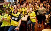Volltreffer – Aus Liebe zum Verein gehen Manni (Sönke Möhring, vorne l.) und seine Freunde über alles - wirklich alles ...