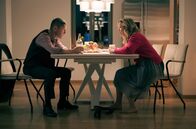In aller Freundschaft – Sarah Marquardt (Alexa Maria Surholt) sucht nach Feierabend ihren Kollegen Dr. Kaminski (Udo Schenk) auf, um den Streit vom Morgen beizulegen.