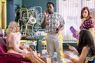 Claws – (v.li.): Karrueche Tran (Virginia), Harold Perrineau (Dean), Carrie Preston (Polly).