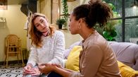 Sturm der Liebe – Alexandra (Daniela Kiefer, l. mit Dionne Wudu, r.) gesteht sich ein, dass Christoph trotz Tom ihre große Liebe ist.
