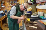 Hoagascht – Reinhard Hickl in seiner Werkstatt, arbeitet an einem Messer