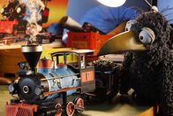 Siebenstein – Rabe Rudi ist fasziniert von Koffers selbst gebauter Eisenbahn und möchte unbedingt Lokführer spielen.