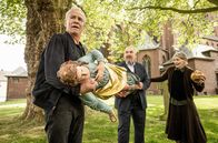 Tatort – Besonders schwerer Diebstahl begangen durch zwei Kriminalhauptkommissare: Max Ballauf (Klaus J. Behrendt) und Freddy Schenk (Dietmar Bär, m.) lassen sich von Karin Bongartz (Barbara Nüsse) dazu überreden, die Madonna aus der Kirche zu ihr nach Hause zu bringen.