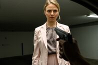 SOKO Stuttgart – Auf dem Weg zu ihrem Auto wird Larissa Fendler (Teresa Rizos), die Freundin des Opfers, mit einer Waffe bedroht.
