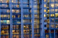 Die Wahrheit über ... – Hellbeleuchtetes Bürogebäude.