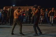 9-1-1 Notruf L.A. – Eddie Diaz (Ryan Guzman, l.); Eddies Gegner (Jared Ejigu, r.)