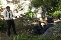 Bones - Die Knochenjägerin – Die Ermittlungen nach dem Fund einer stark verwesten Leichen auf einem Paintball-Feld werfen für Brennan (Emily Deschanel, r.), Booth (David Boreanaz, l.) und Hodgins (TJ Thyne) viele Fragen auf. Die Verwendung des sendungsbezogenen Materials ist nur mit dem Hinweis und Verlinkung auf TVNOW gestattet.; Die Ermittlungen nach dem Fund einer stark verwesten Leichen auf einem Paintball-Feld werfen für Brennan (Emily Deschanel, r.), Booth (David Boreanaz, l.) und Hodgins (TJ Thyne) viele Fragen auf. Die Verwendung des sendungsbezogenen Materials ist nur mit dem Hinweis und Verlinkung auf TVNOW gestattet.