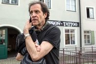Hubert und Staller – Staller (Helmfried von Lüttichau) gibt die Erkenntnisse seiner verdeckten Ermittlung per Handy weiter.