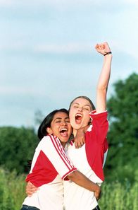 Kick it like Beckham – Jesminder "Jess" Bhamra (Parminder Nagra, li.) und Jules Paxton (Keira Knightley, re.).