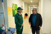Extraklasse 2+ – Gökdal (Vedat Erincin, l.) hat sich als Reinigungskraft verkleidet. Ralph Friesner (Axel Prahl, r.) und er versuchen, sich so Zutritt zum Rektorenzimmer zu verschaffen.