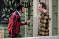 The Big Bang Theory – Während Sheldon und Leonard mal wieder aneinander geraten, entbrennt ein weiterer Konflikt zwischen Raj (Kunal Nayyar, l.) und Stuart (Kevin Sussman, r.): Wer leistet die besseren Vorbereitungen für Bernadette und Howards Baby?