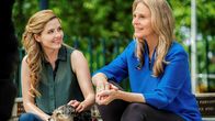 Countdown der Liebe – Countdown der Liebe Ein freundschaftlicher Austausch: Jen Lilley als Dr. Carly Monroe, Lindsay Wagner als Rita Gilbert. Copyright: SRF/Crown Media United States